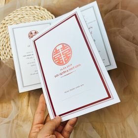 Ép kim đỏ họa tiết chữ hỷ trên thiệp cưới