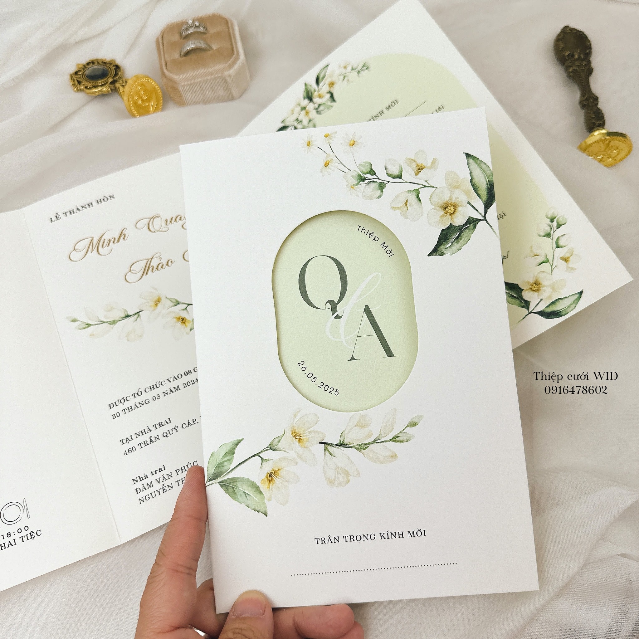 Oval 442 - Thiệp sắc xanh họa tiết hoa trắng tinh khôi