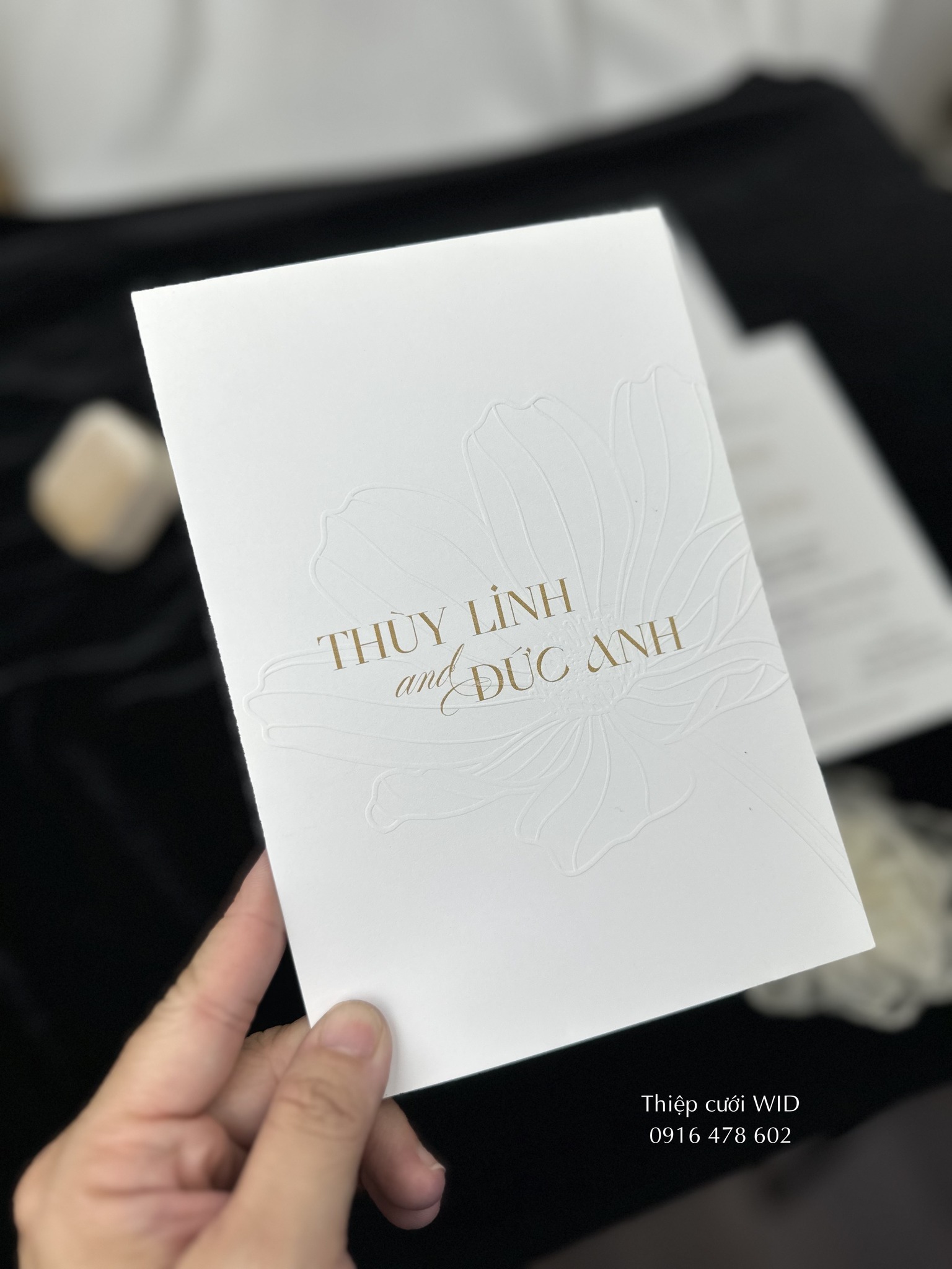 PB 514 - Thiệp hoa dập thúc nổi tối giản