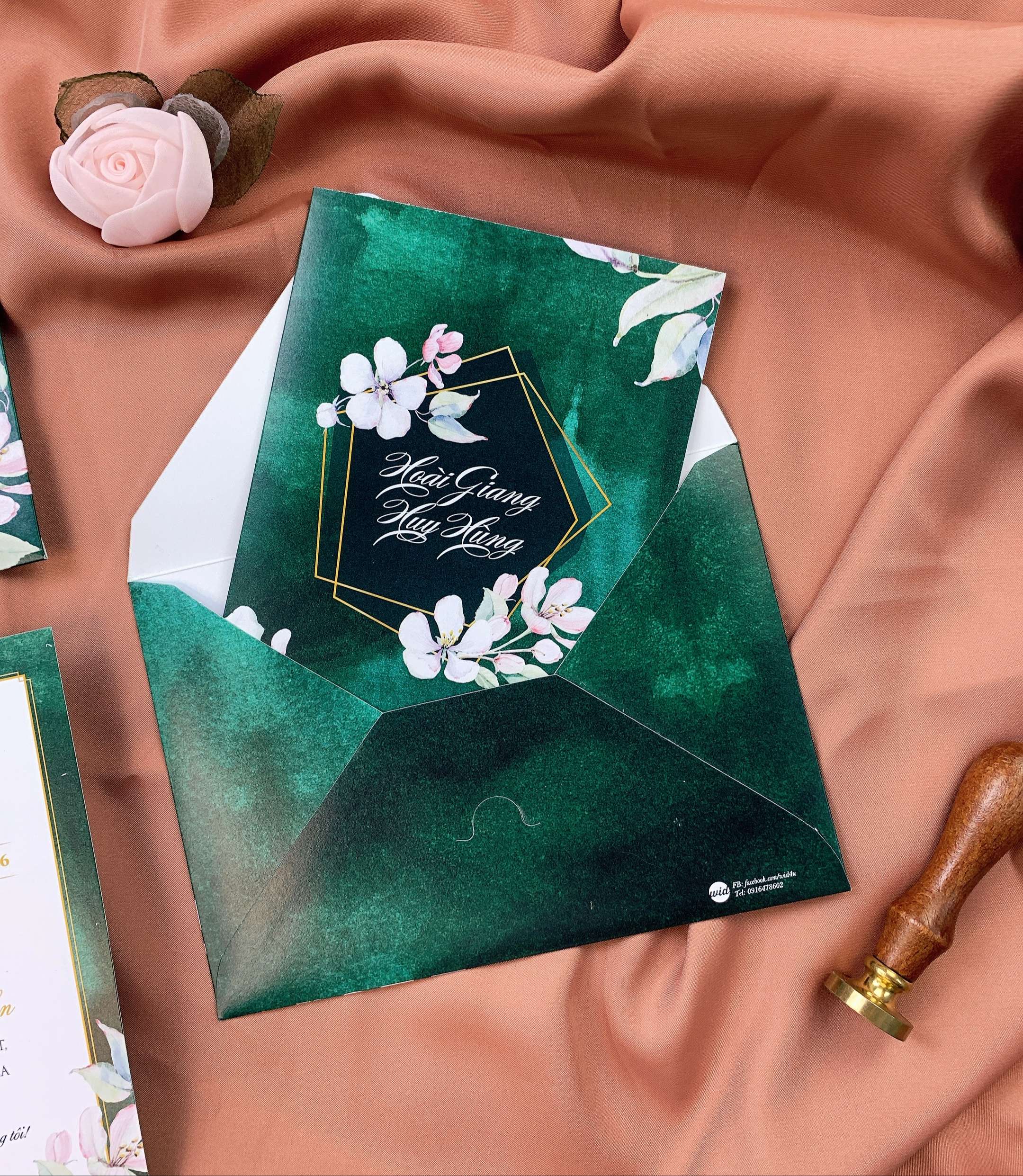 PB 047 - Thiệp nền loang xanh huyền bí, cá tính