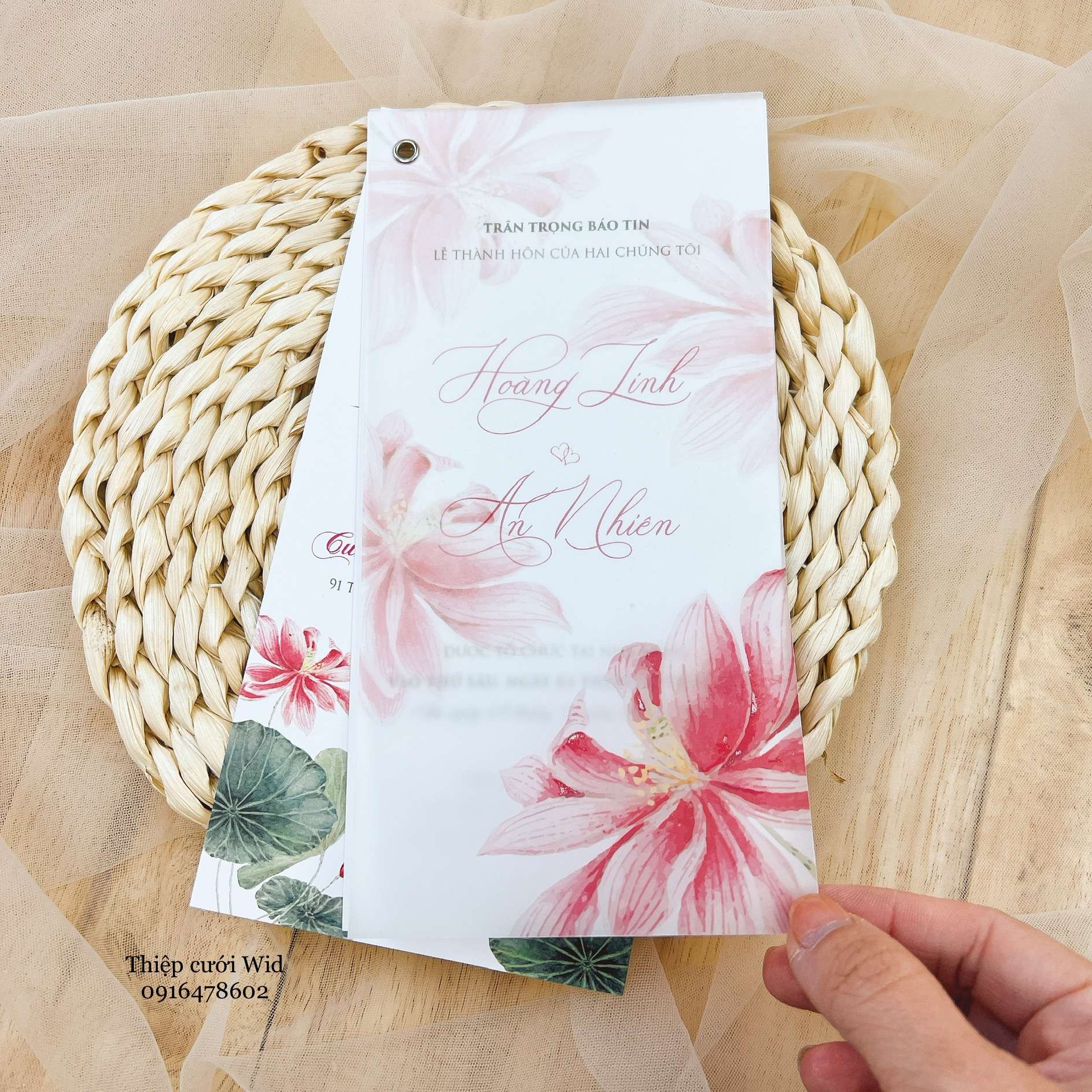 3 lá 332 - Thiệp hoa sen đỏ truyền thống