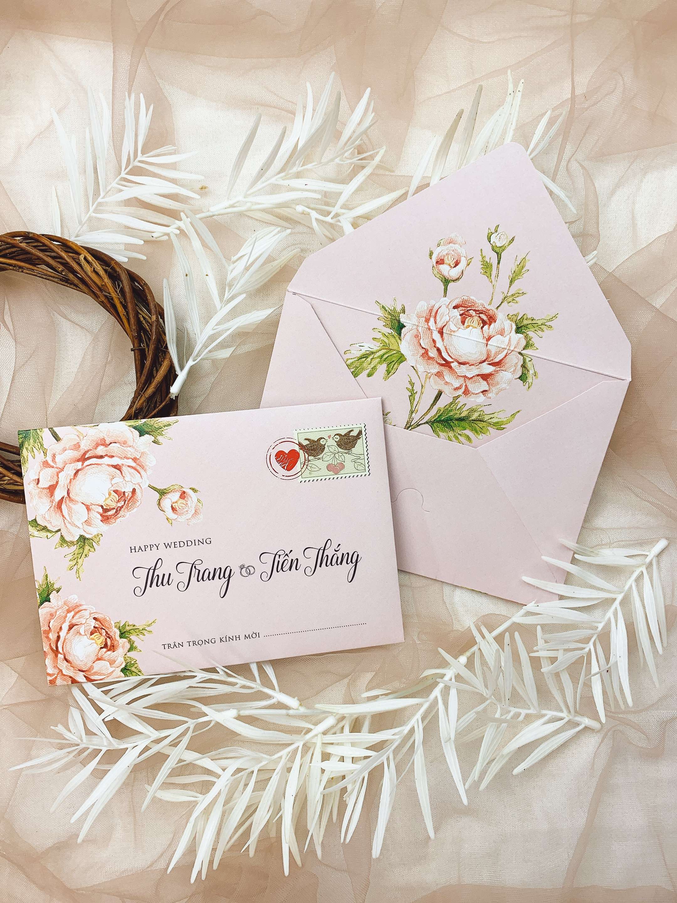 PB 237 - Thiệp hồng hiện đại kết hợp họa tiết hoa