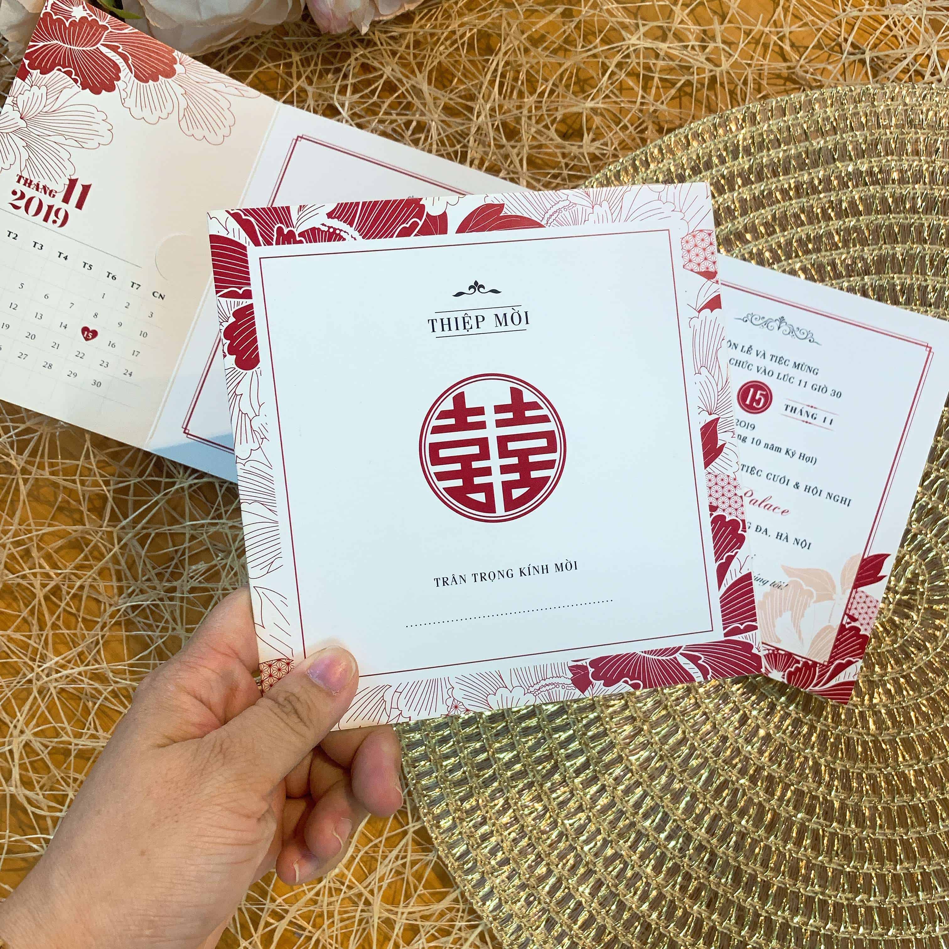 063 Vuông - Thiệp đỏ cổ điển kết hợp hoa Mẫu Đơn