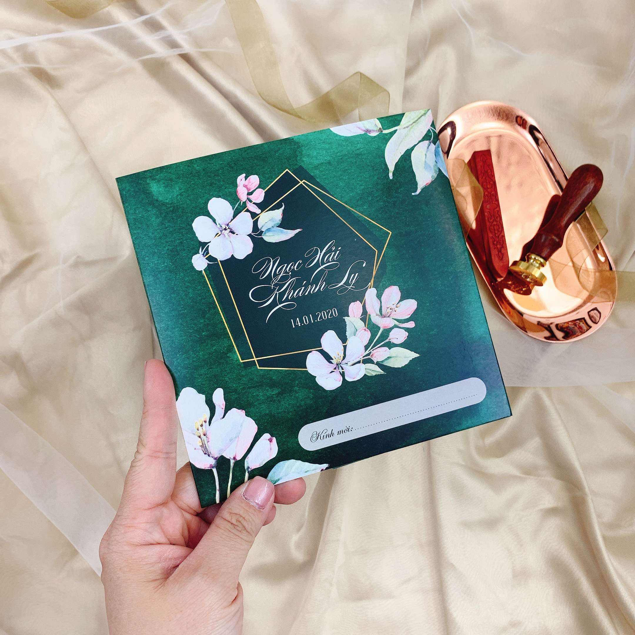 047 Vuông - Thiệp nền loang xanh huyền bí, cá tính