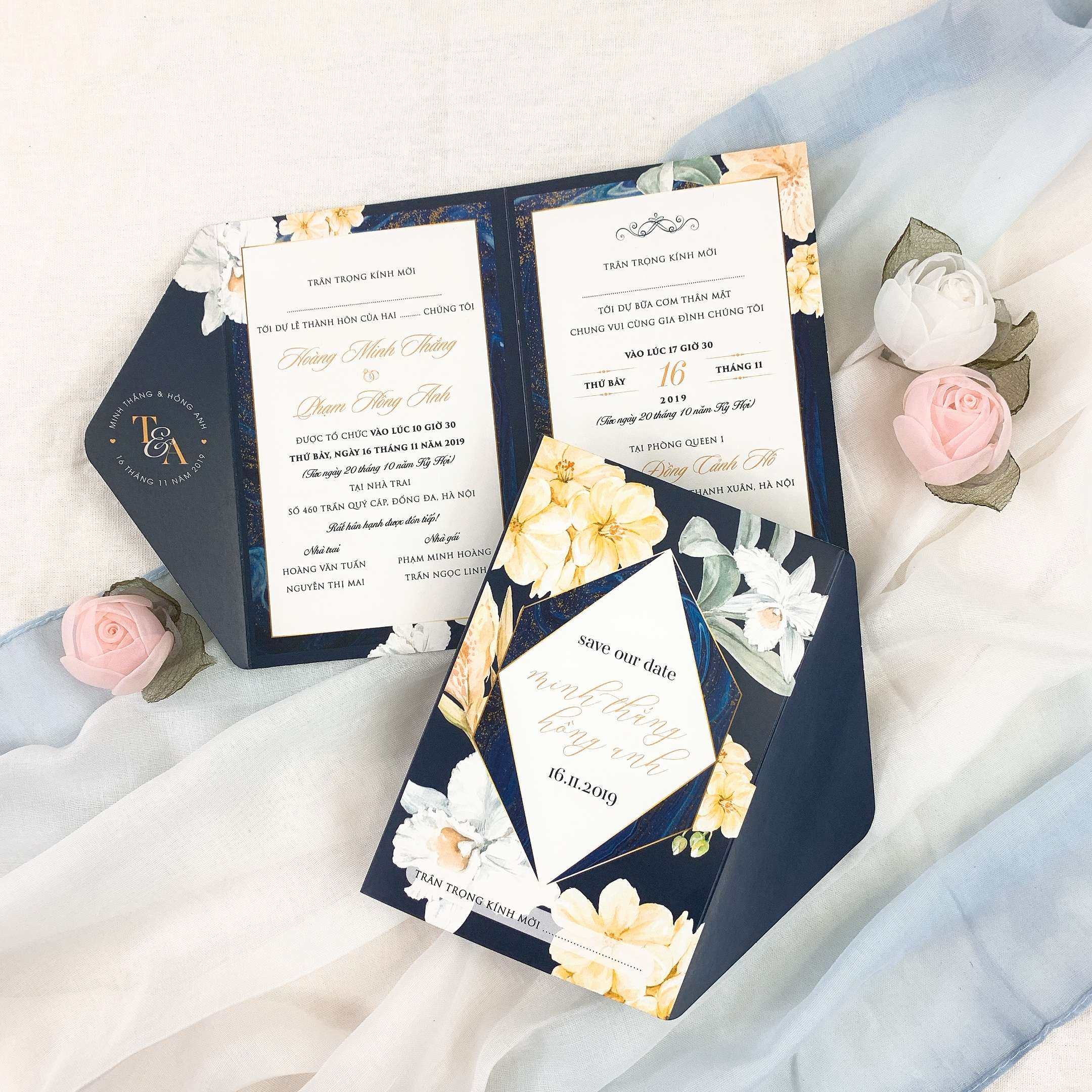 117 CN - Thiệp họa tiết hoa trên nền xanh đen huyền bí