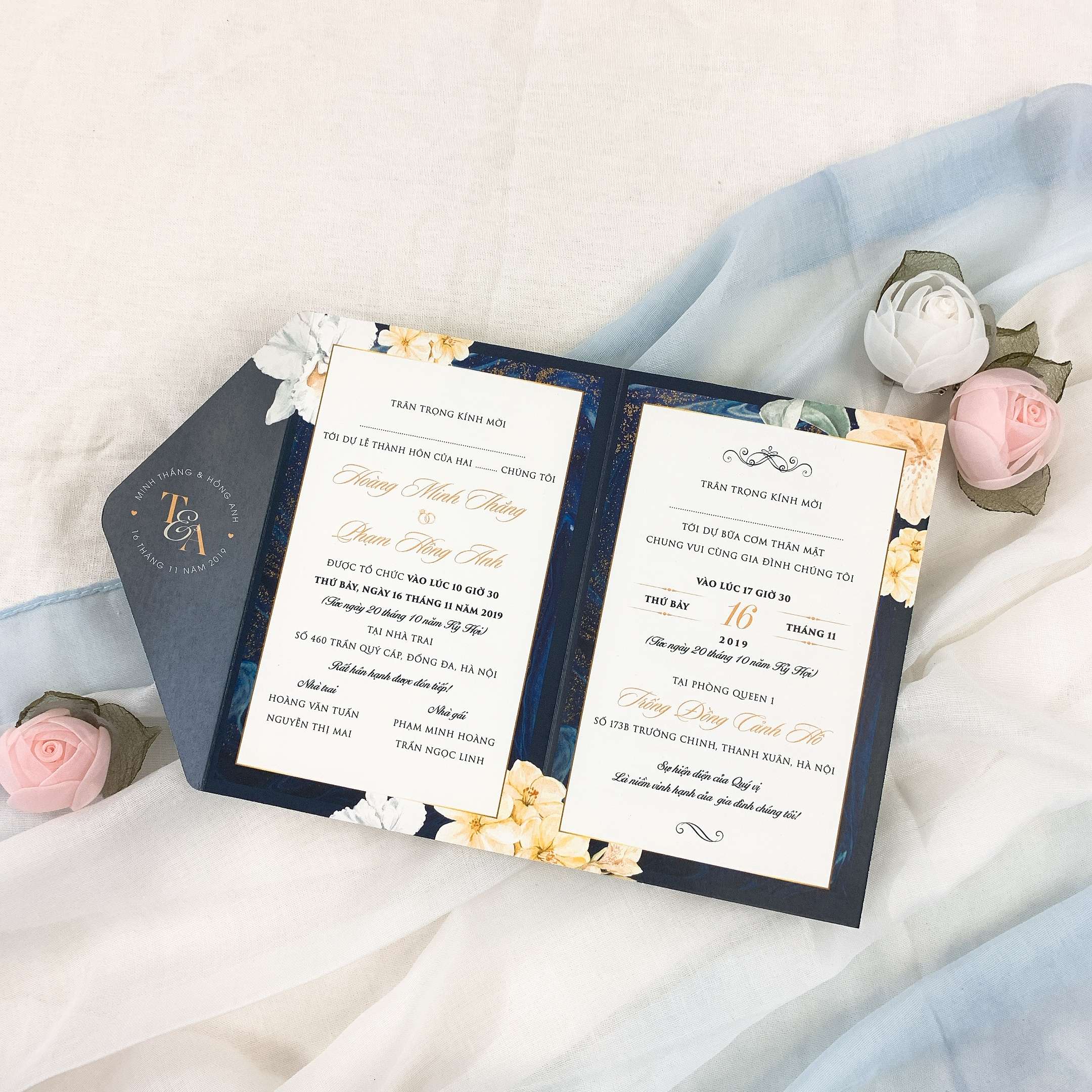 117 CN - Thiệp họa tiết hoa trên nền xanh đen huyền bí