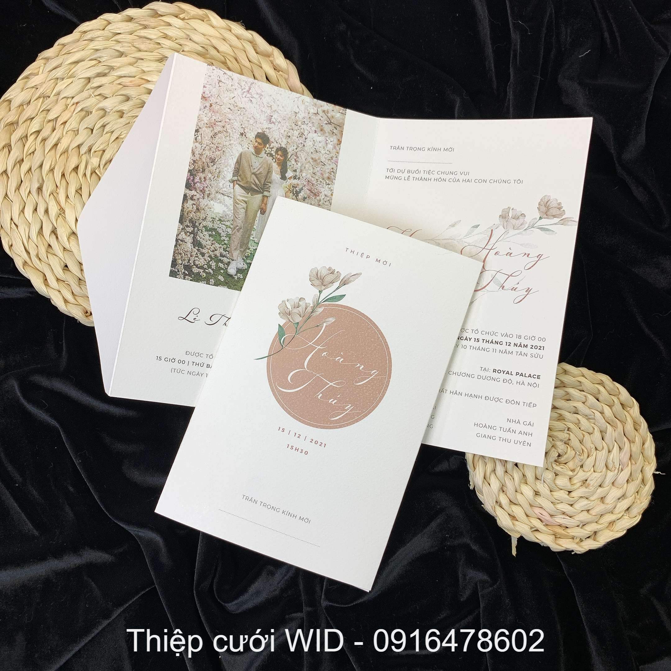 308 CN - Thiệp hoa nhí sắc hồng kết hợp in ảnh cưới hiện đại