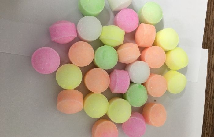 Sử dụng băng phiến thơm tủ quần áo