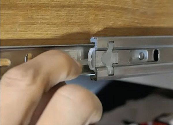 Cách tháo ngăn kéo tủ trượt có bánh xe