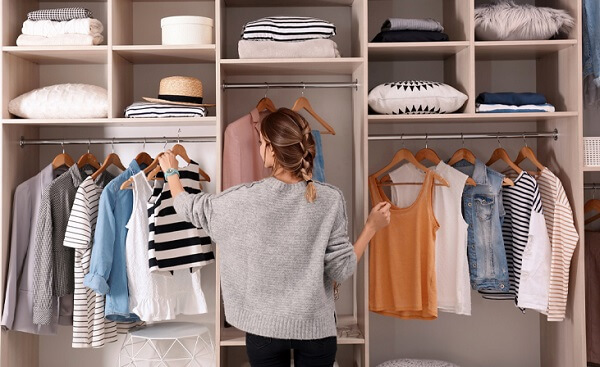 Build a women's wardrobe in a minimalist style