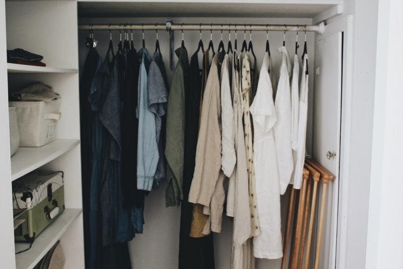 Cách xây dựng tủ quần áo tối giản - Ảnh 1