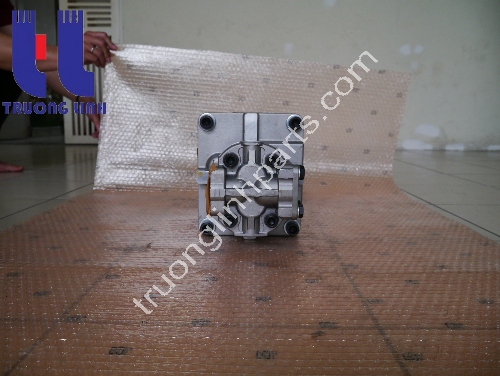 Máy bơm dầu thủy lực mini được thiết kế nhỏ gọn, có vỏ nhựa bao quanh thân bảo vệ nên người dùng dễ dàng di chuyển máy từ nơi này sang nơi khác