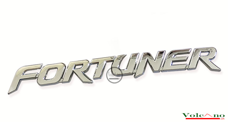 Tem logo ch ni Fortuner gn trang trí uôi xe Toyota 