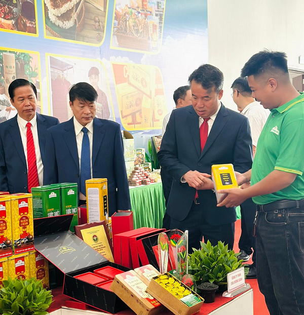 Những điểm nhấn đáng nhớ trong chuyến thăm gian hàng Tân Cương Xanh của Chủ tịch UBND tỉnh Thái Nguyên Nguyễn Thế Mạnh