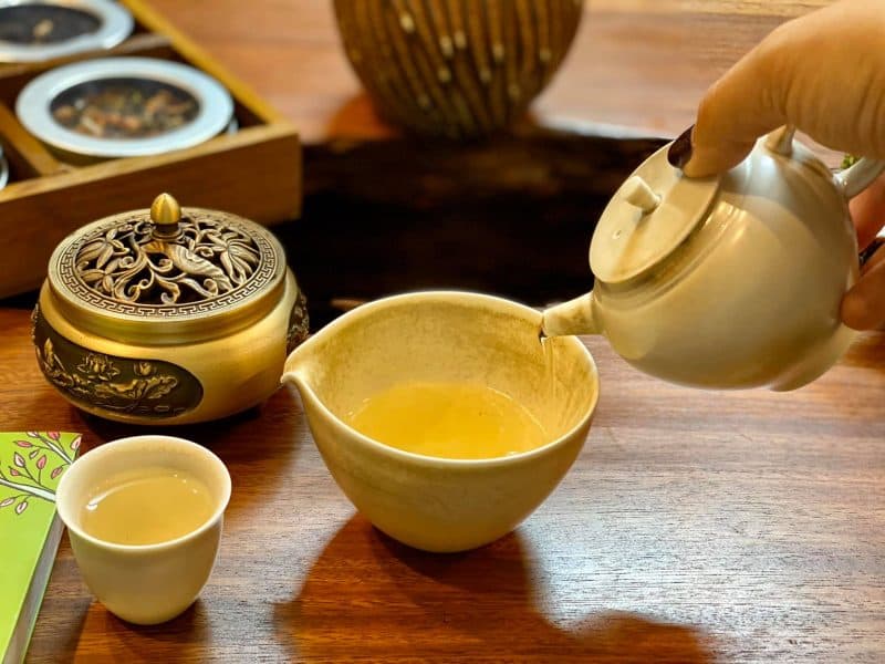 Trung Thu này nên tặng trà đinh thượng hạng hay trà Shan Tuyết ngàn năm cho người cao tuổi