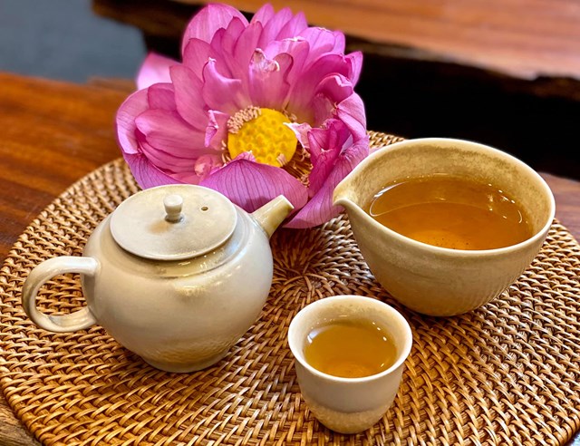 Trà sen nên uống theo cữ hay nhâm nhi cả ngày thay nước uống?