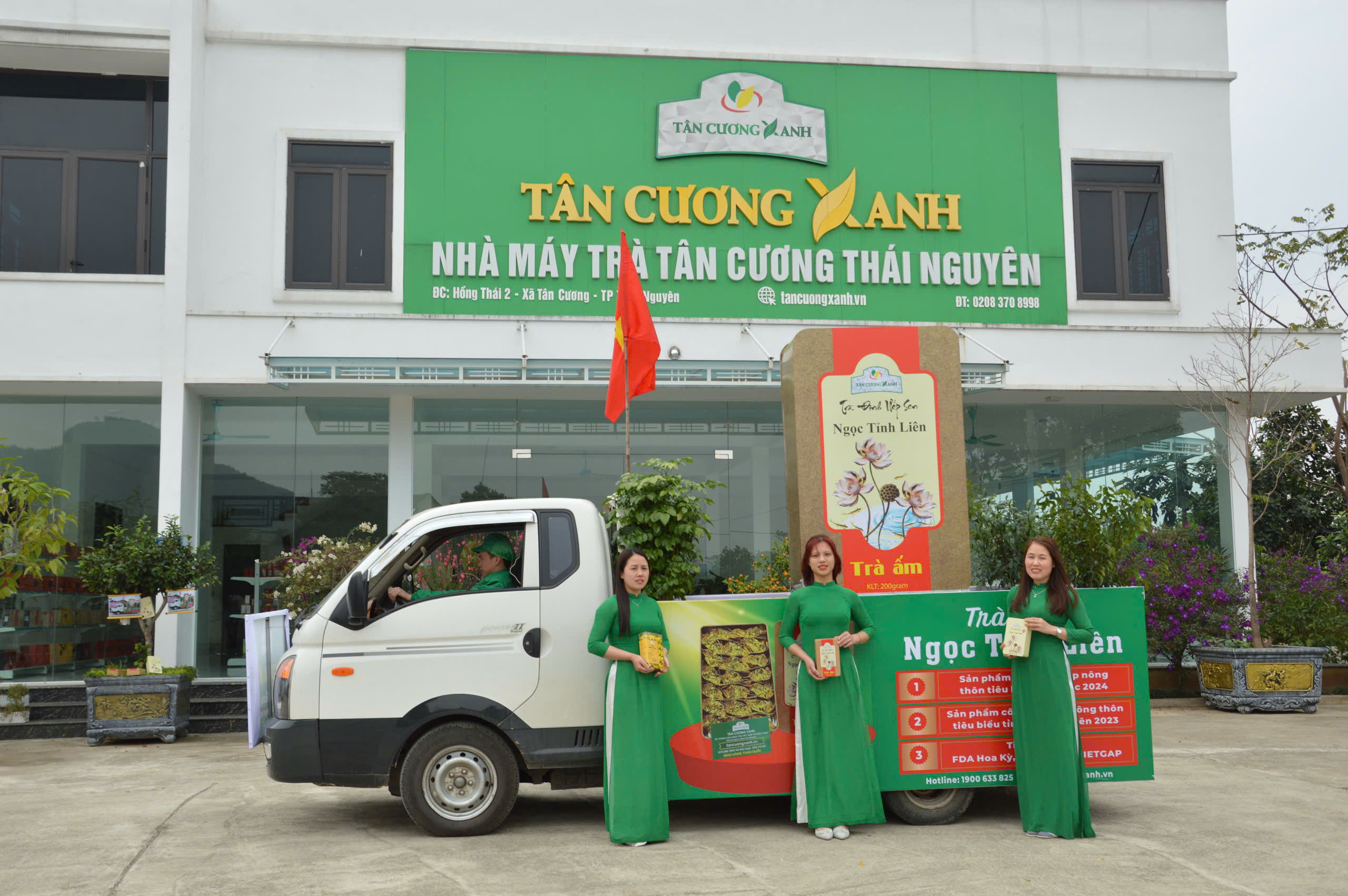 Diễu hành sản phẩm trà sen Ngọc Tỉnh Liên trong lễ hội văn hóa trà xuân