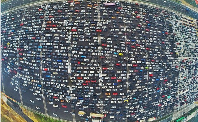 Choáng váng với cảnh tắc đường chụp từ trên cao ở Trung Quốc