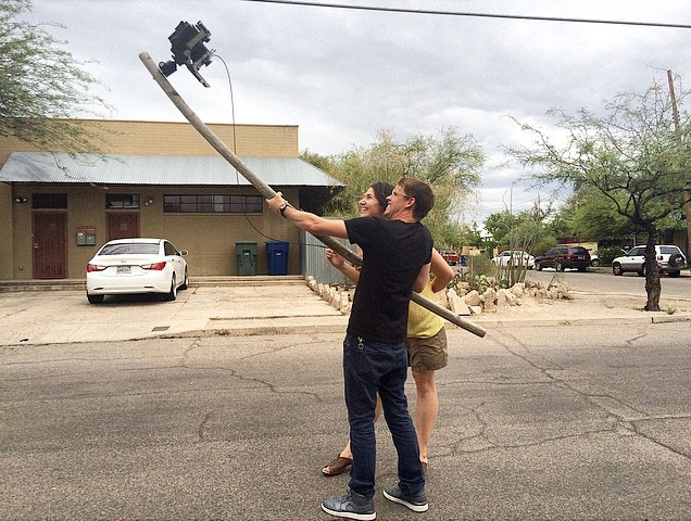 Ngộ nghĩnh gậy selfie khổng lồ dành cho máy ảnh Large Format 