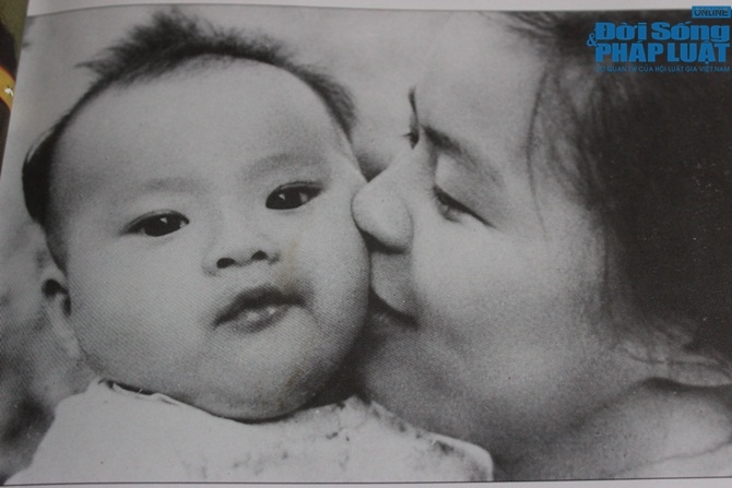 Người nghệ sĩ nhiếp ảnh chụp thấu từng nỗi đau của các bà mẹ