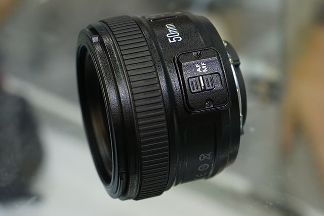 Hình ảnh cận cảnh đầy đủ của ống kính Yongnuo 50mm f1.8 cho máy ảnh Nikon