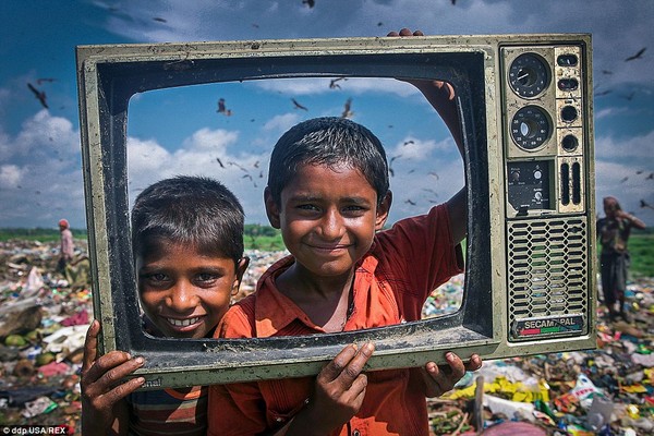 Chùm ảnh những người nghèo Bangladesh vất vả mưu sinh trên bãi rác