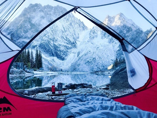 Thiên nhiên kỳ thú từ góc ngắm qua khung lều trại