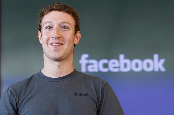 Bức ảnh chụp tủ quần áo của Mark Zuckerberg gây sốt