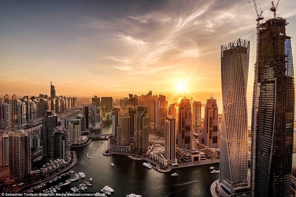 Những tòa nhà chọc trời ở Dubai huyền ảo trong sương