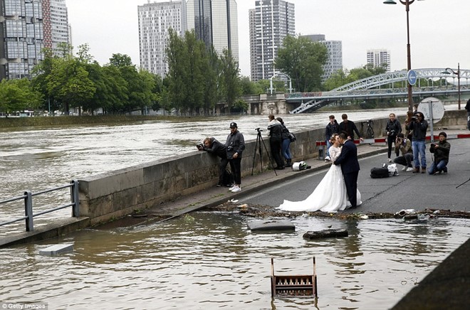 Chụp ảnh cưới giữa trận lụt lịch sử ở Paris