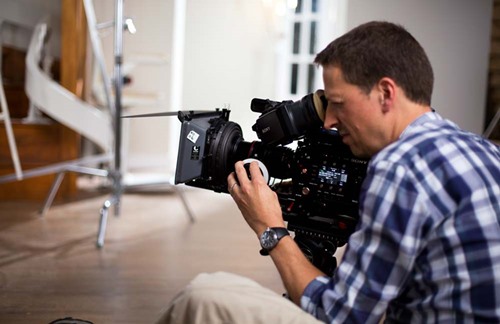 Tại sao nên thuê quay video clip ở các đơn vị ngoài