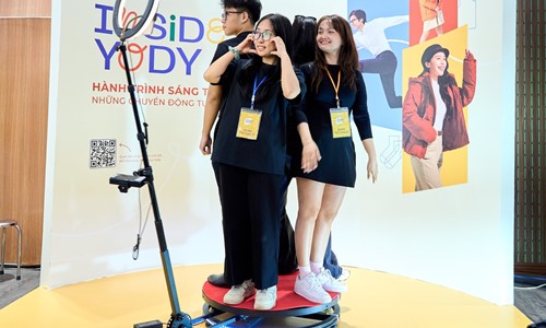 Gói photobooth và bục xoay 360 độ check in cho Year End Party tiệc công ty