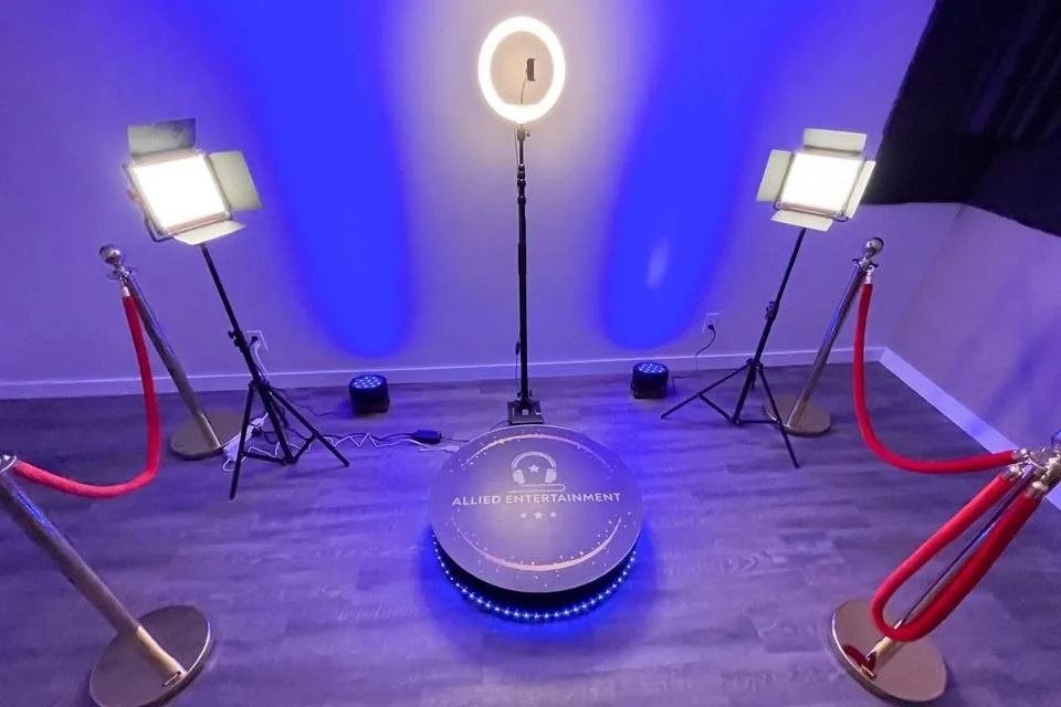 YCN MEDIA Video Booth Vietnam – Dịch vụ quay 360 độ độc đáo nhằm tạo ta những đoạn video quỹ đạo 360 độ cùng những hiệu ứng như slow motion, freezing. Cho thuê bục xoay booth photo chụp ảnh. 