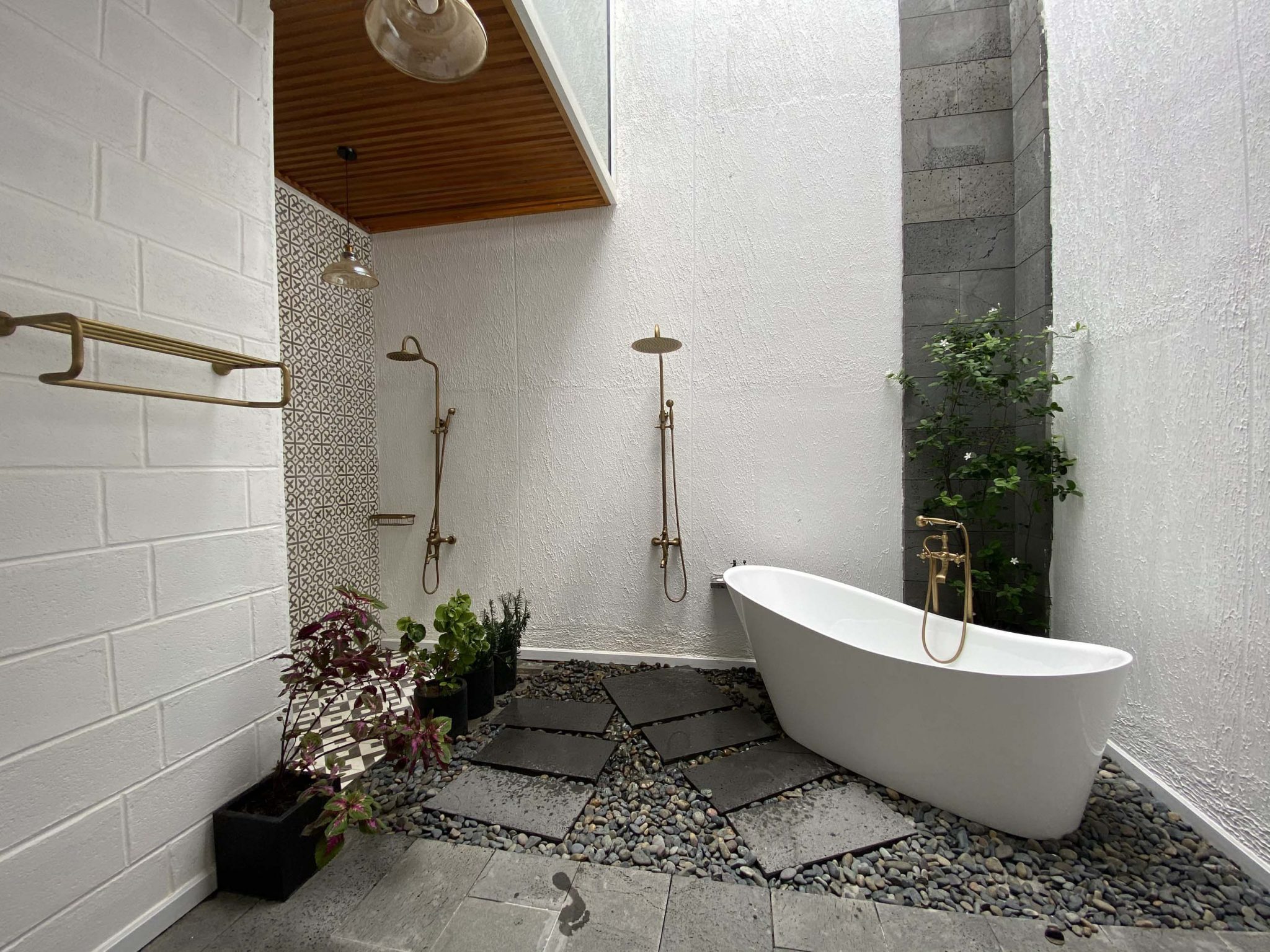Mẫu phòng tắm mở hài hòa với thiên nhiên HADUVICO - THIẾT BỊ VỆ ...