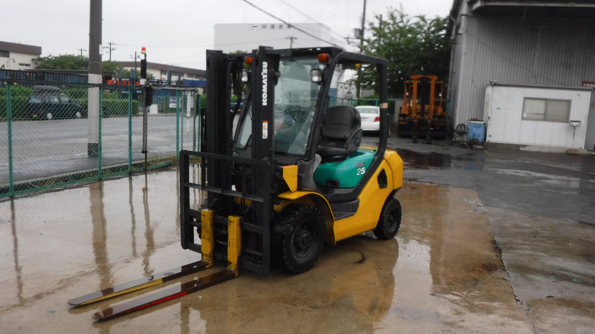 Xe nâng xăng Komatsu 2.5 tấn, nâng cao 3m, năm 2005