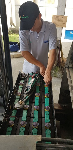 SỬA CHỮA, THAY NGĂN ẮC QUY XE NÂNG