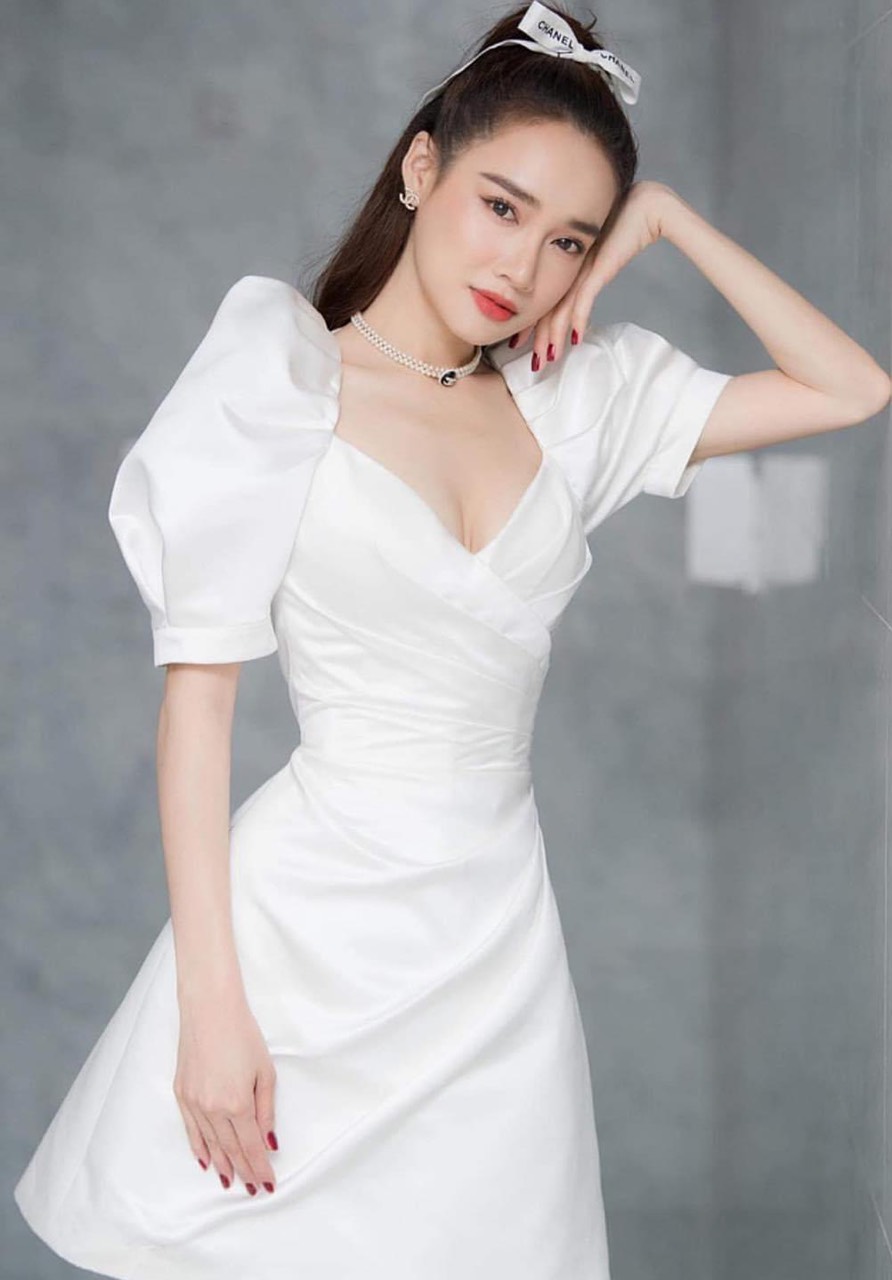 dam-xoe-kieu-dap-cheo-nguc-tay-phong-xep-ly-eo