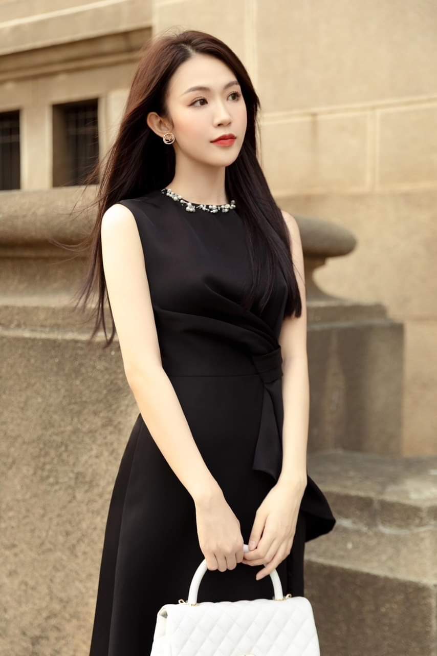 Những chiếc đầm đen đẹp ngất ngây của mỹ nhân Việt
