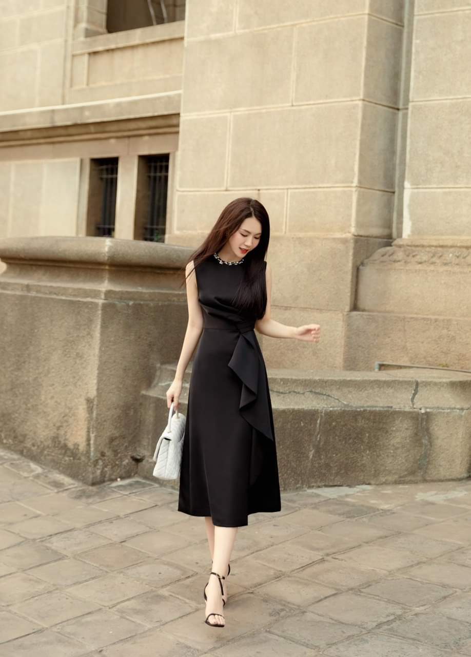 Đầm dự tiệc dáng xòe kiểu sát nách đính ngọc sang trọng