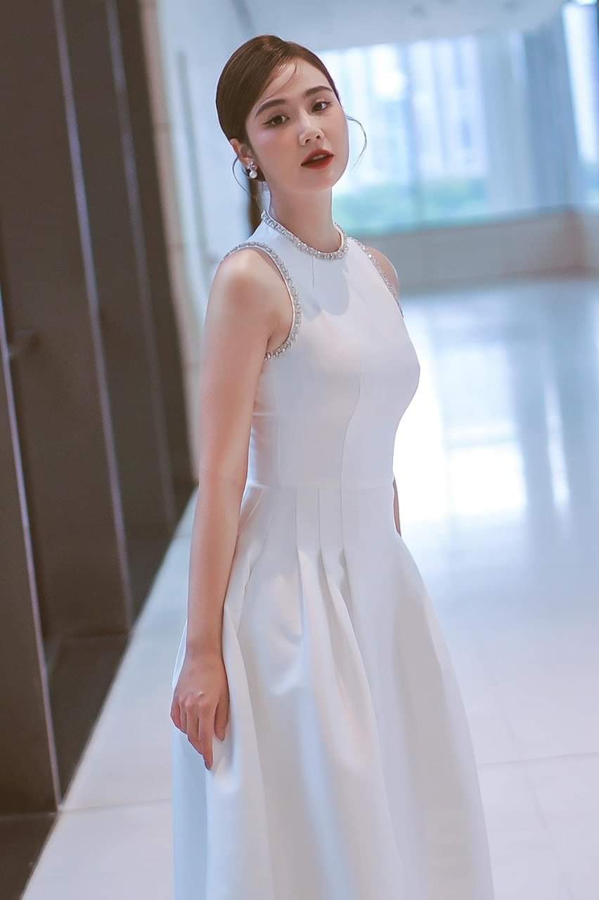 Đầm dự tiệc dáng xòe kiểu sát nách phối túi đính viền ngọc