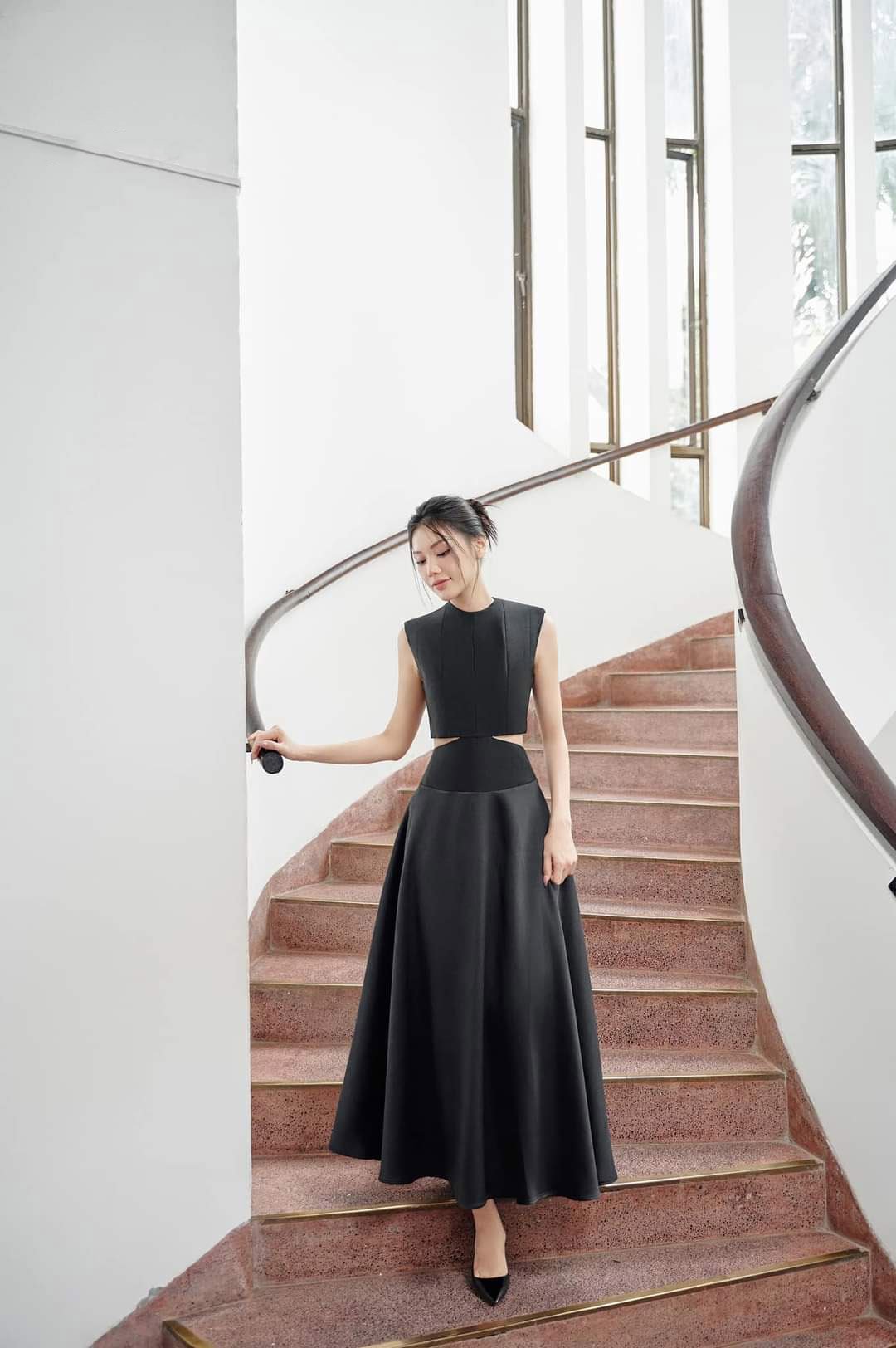 Đầm dự tiệc dáng xòe kín cổ sát nách khoét eo