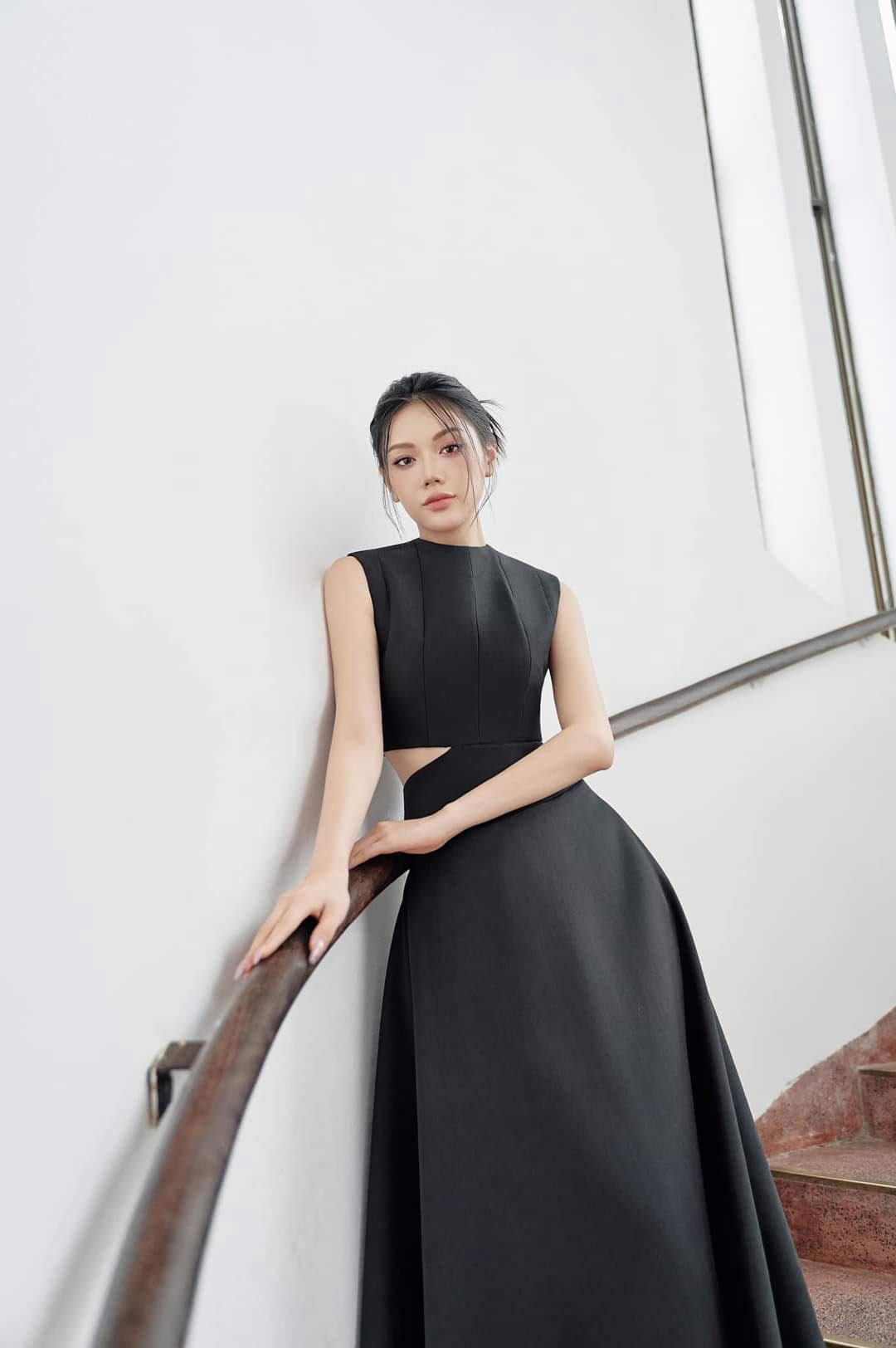Đầm dự tiệc dáng xòe kín cổ sát nách khoét eo