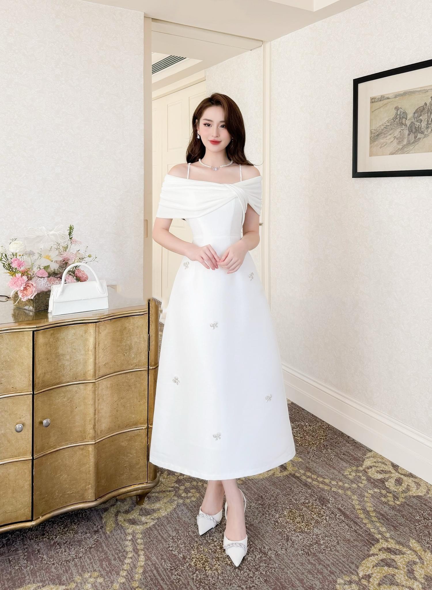 Đầm dự tiệc dáng xoè lệch vai hai dây phối nơ đá sang trọng