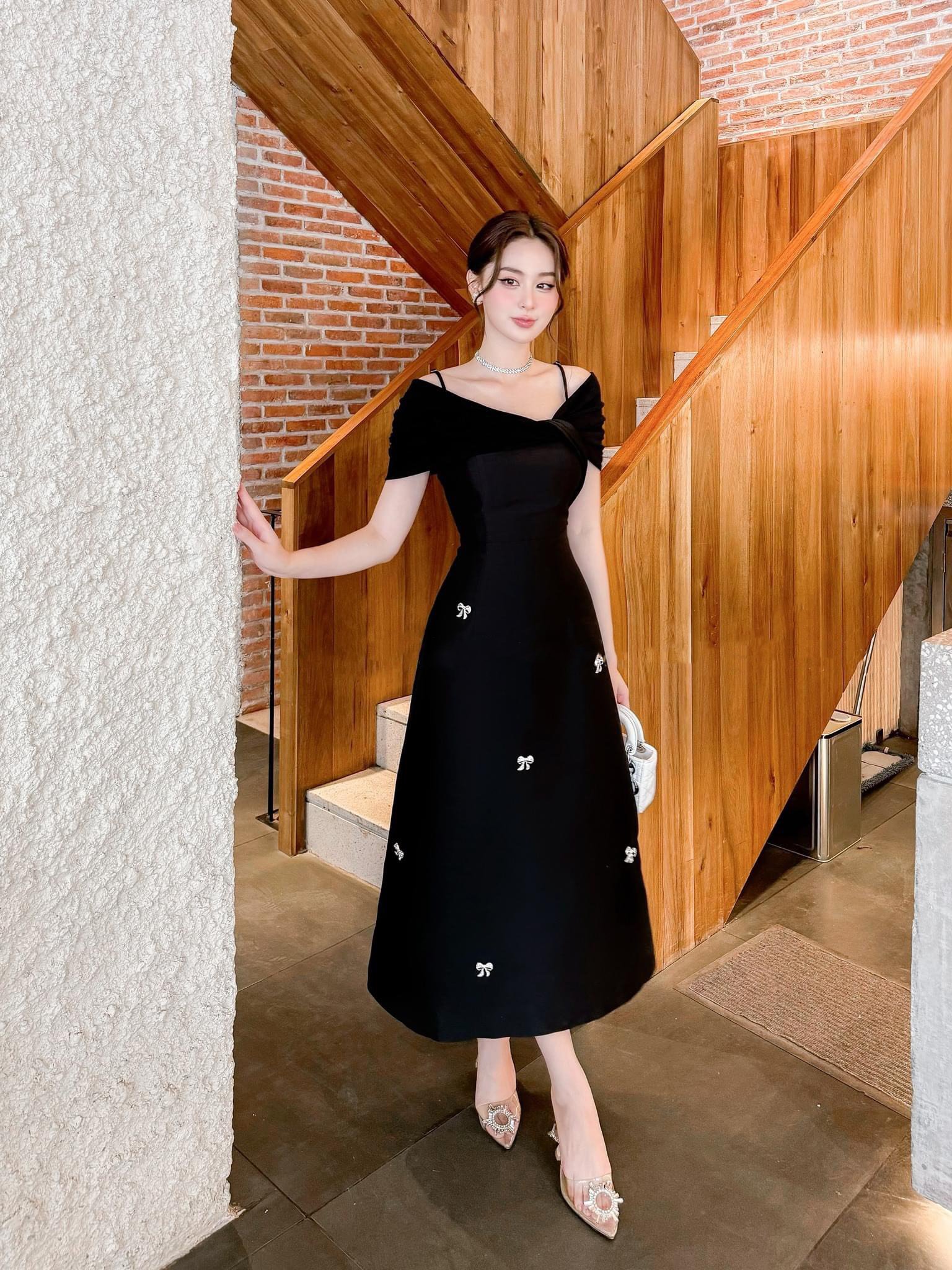 Đầm dự tiệc dáng xoè lệch vai hai dây phối nơ đá sang trọng