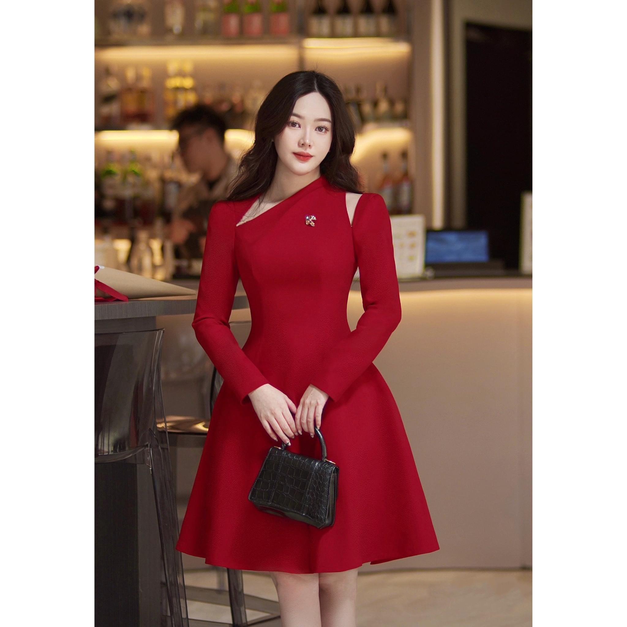 Đầm dự tiệc dáng xoè ngắn tay dài phối logo sang trọng 