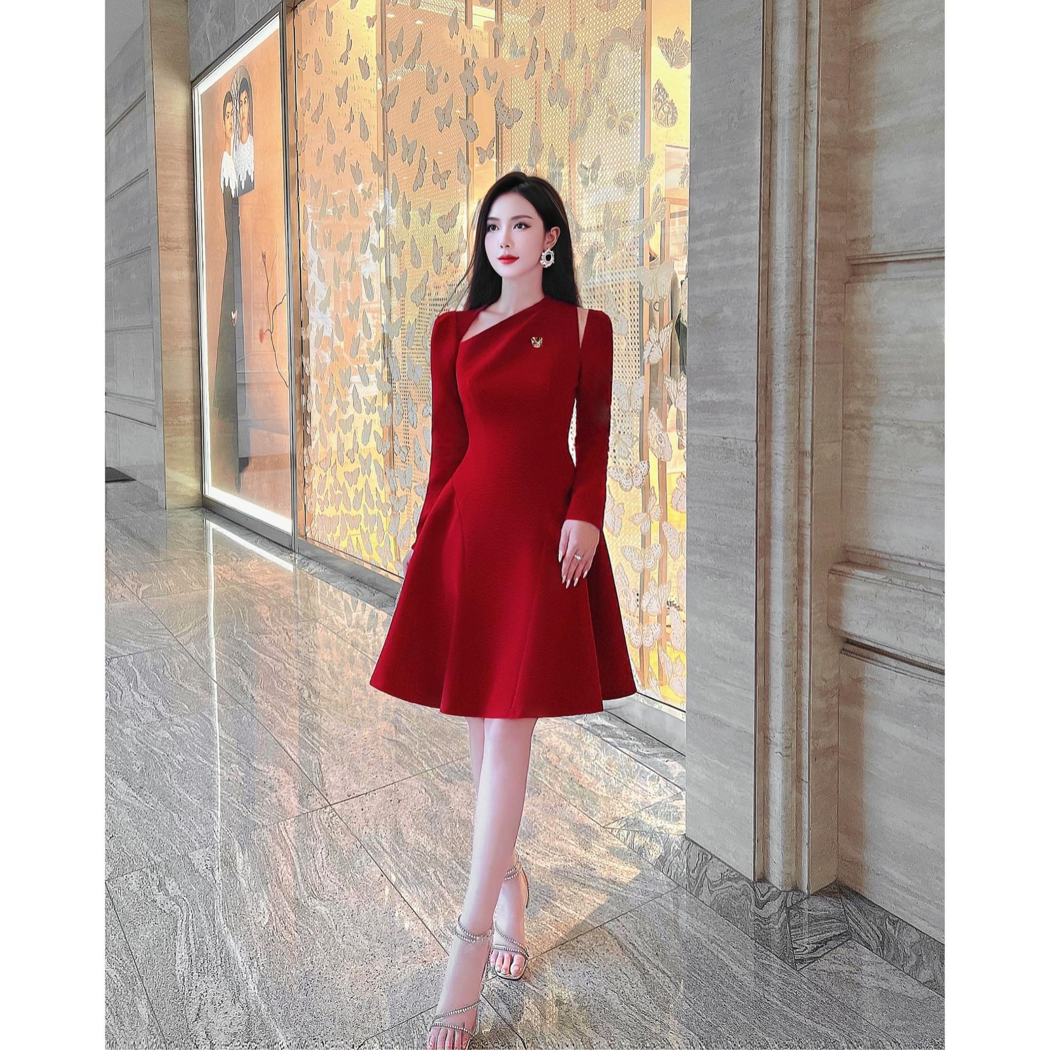 Đầm dự tiệc dáng xoè ngắn tay dài phối logo sang trọng 