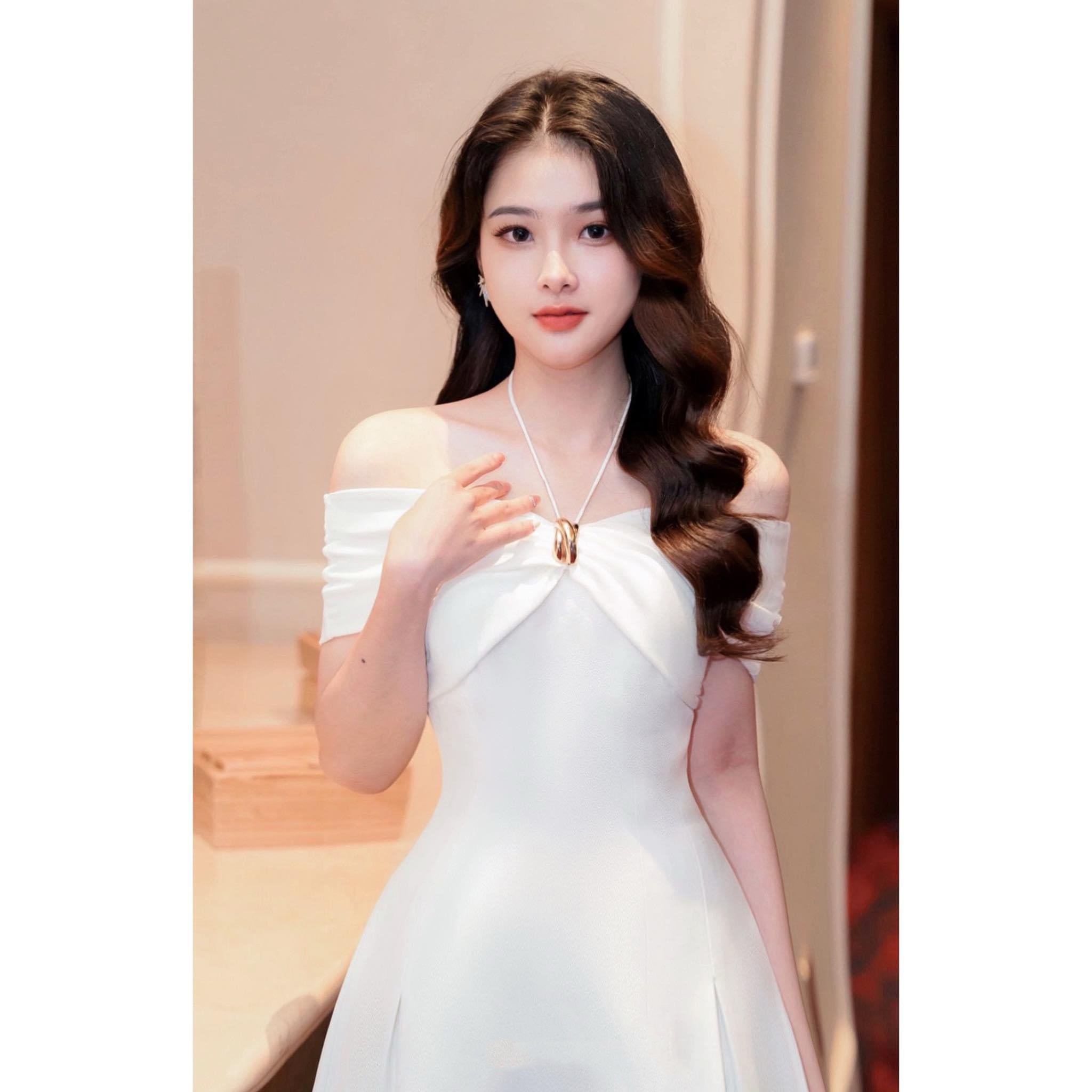  Đầm dự tiệc dáng xoè hở vai cột dây cổ sang trọng