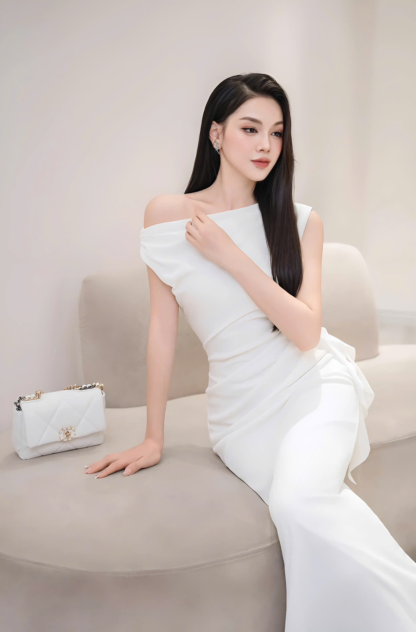 Đầm dự tiệc dáng dài lệch vai phối hoa sang trọng