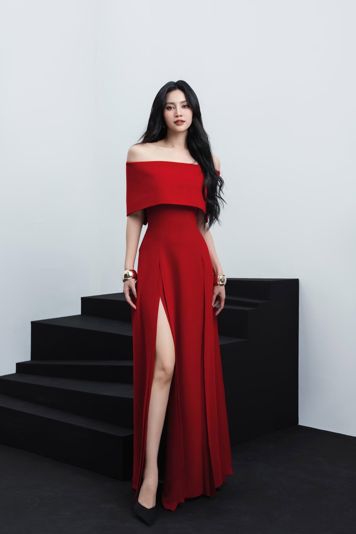 Đầm dự tiệc dáng dài xẻ tà hở vai ngang sang trọng