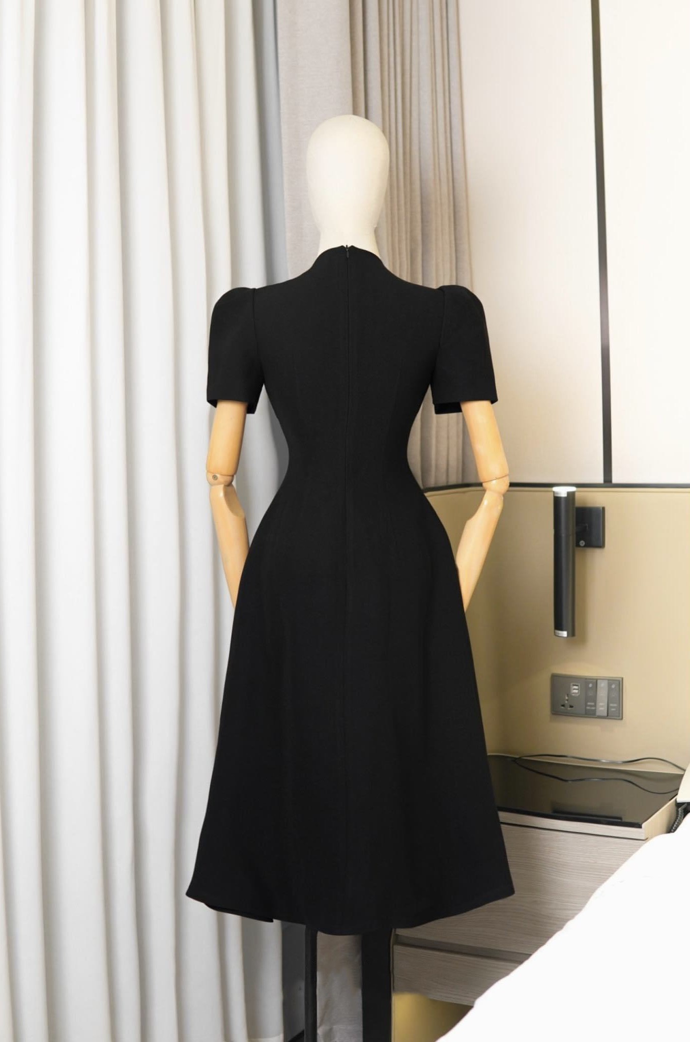 Đầm dự tiệc dáng xoè tay con cut out vai sang trọng 
